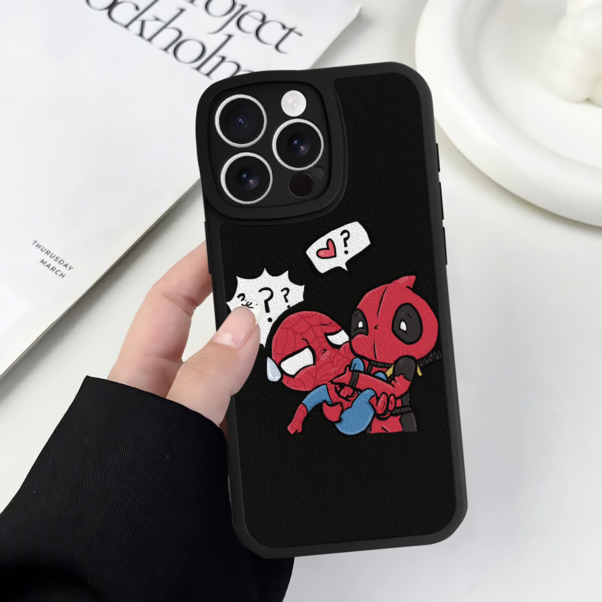 （画像用） Deadpool デッドプール 【iPhone 16シリーズ対応】シリコンスマホケース（レザー調） 材質：シリコン